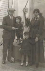 29. VH y familia en barco con rumbo a París